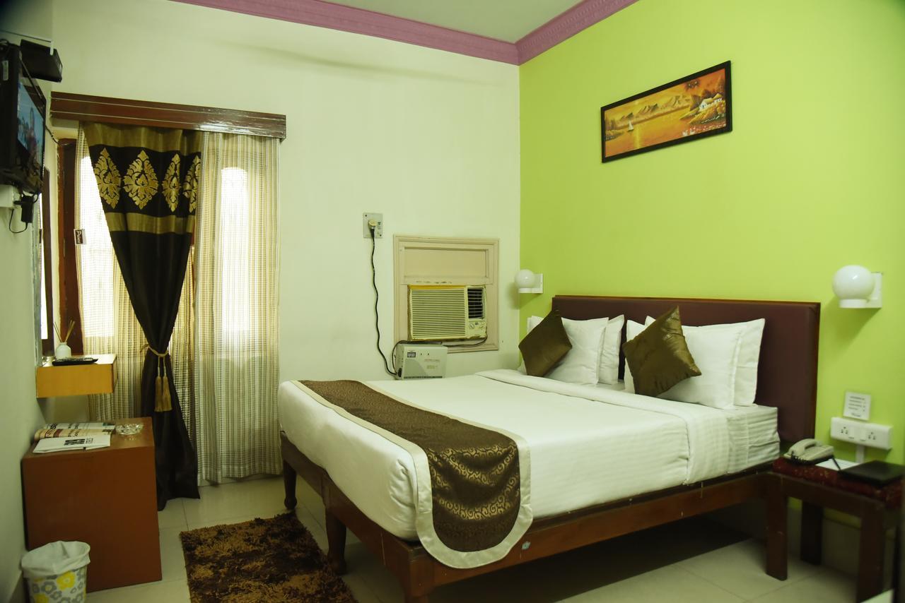 Rnb Select Vijay Delux Hotel Sultanpur  ภายนอก รูปภาพ