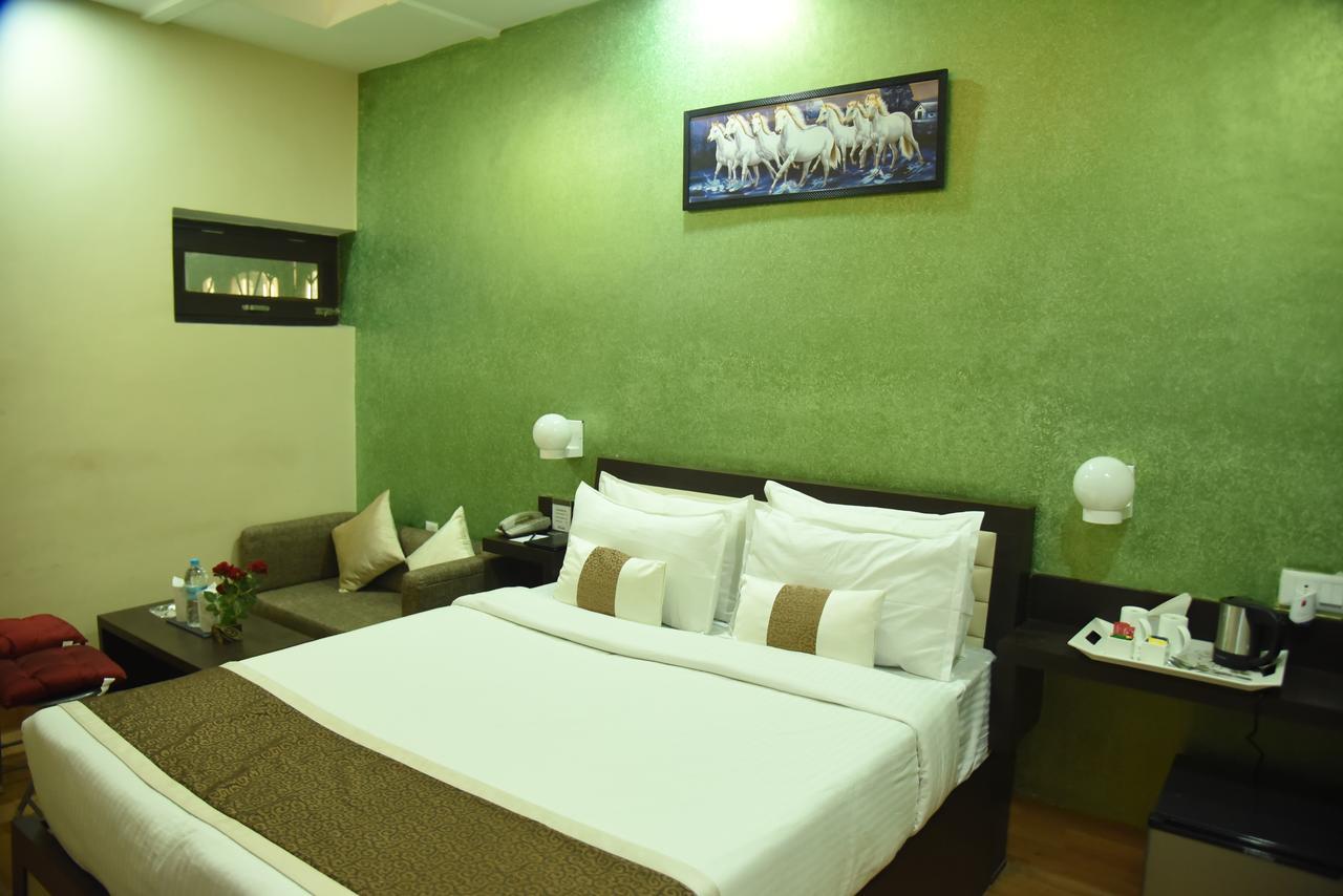 Rnb Select Vijay Delux Hotel Sultanpur  ภายนอก รูปภาพ