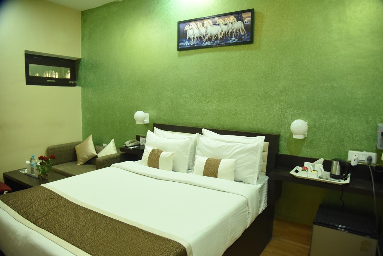 Rnb Select Vijay Delux Hotel Sultanpur  ภายนอก รูปภาพ
