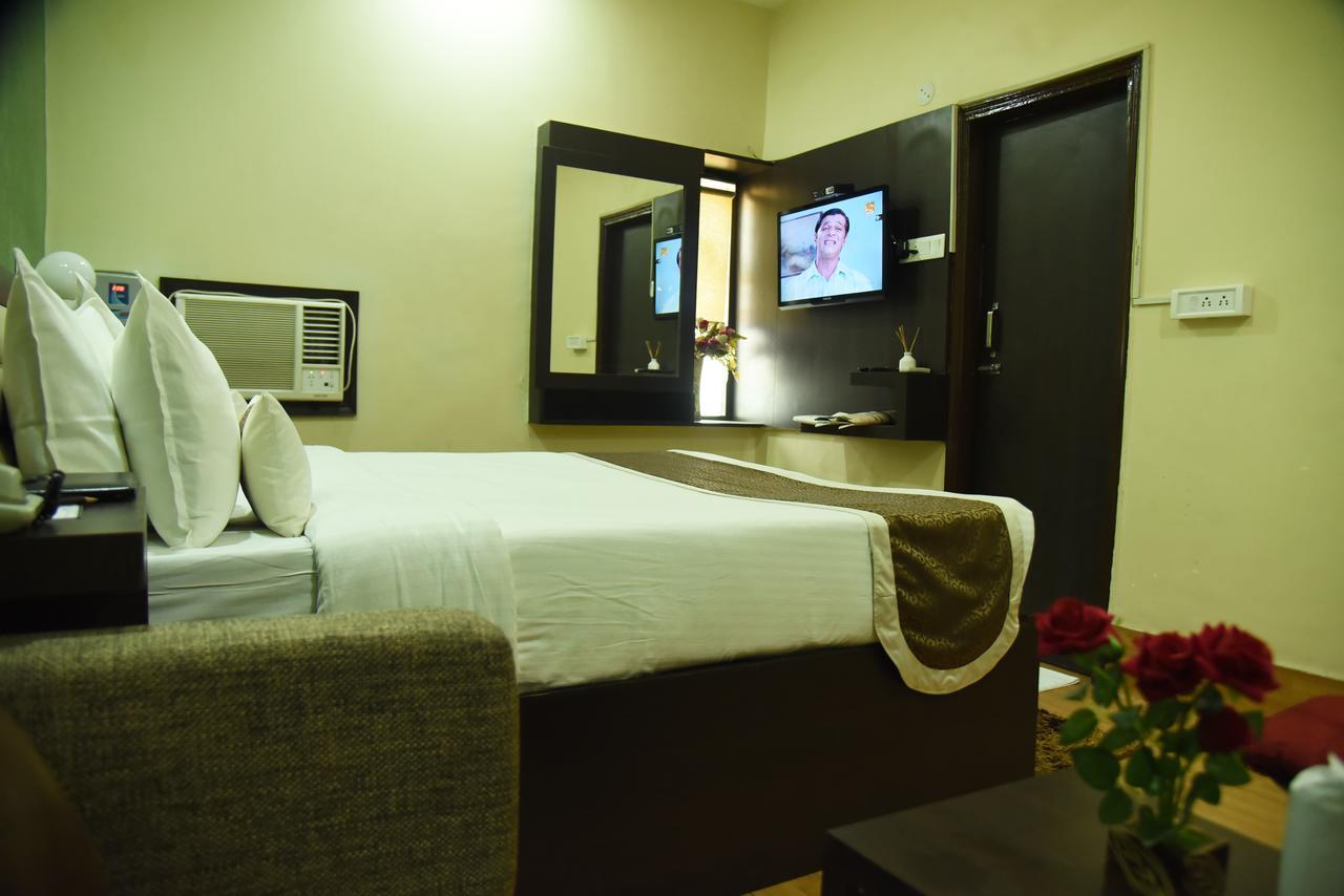 Rnb Select Vijay Delux Hotel Sultanpur  ภายนอก รูปภาพ