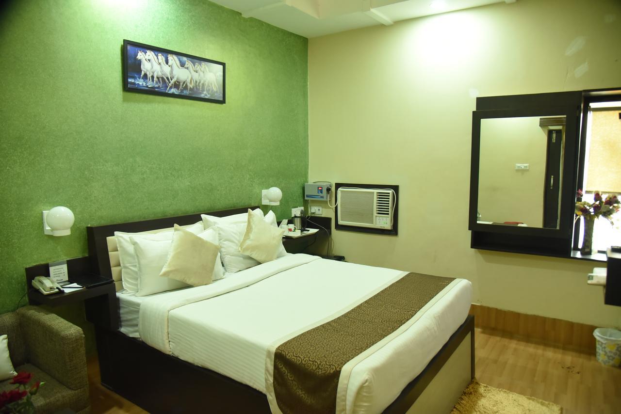 Rnb Select Vijay Delux Hotel Sultanpur  ภายนอก รูปภาพ