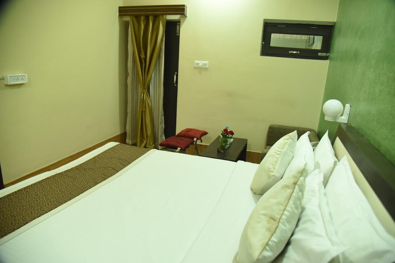 Rnb Select Vijay Delux Hotel Sultanpur  ภายนอก รูปภาพ